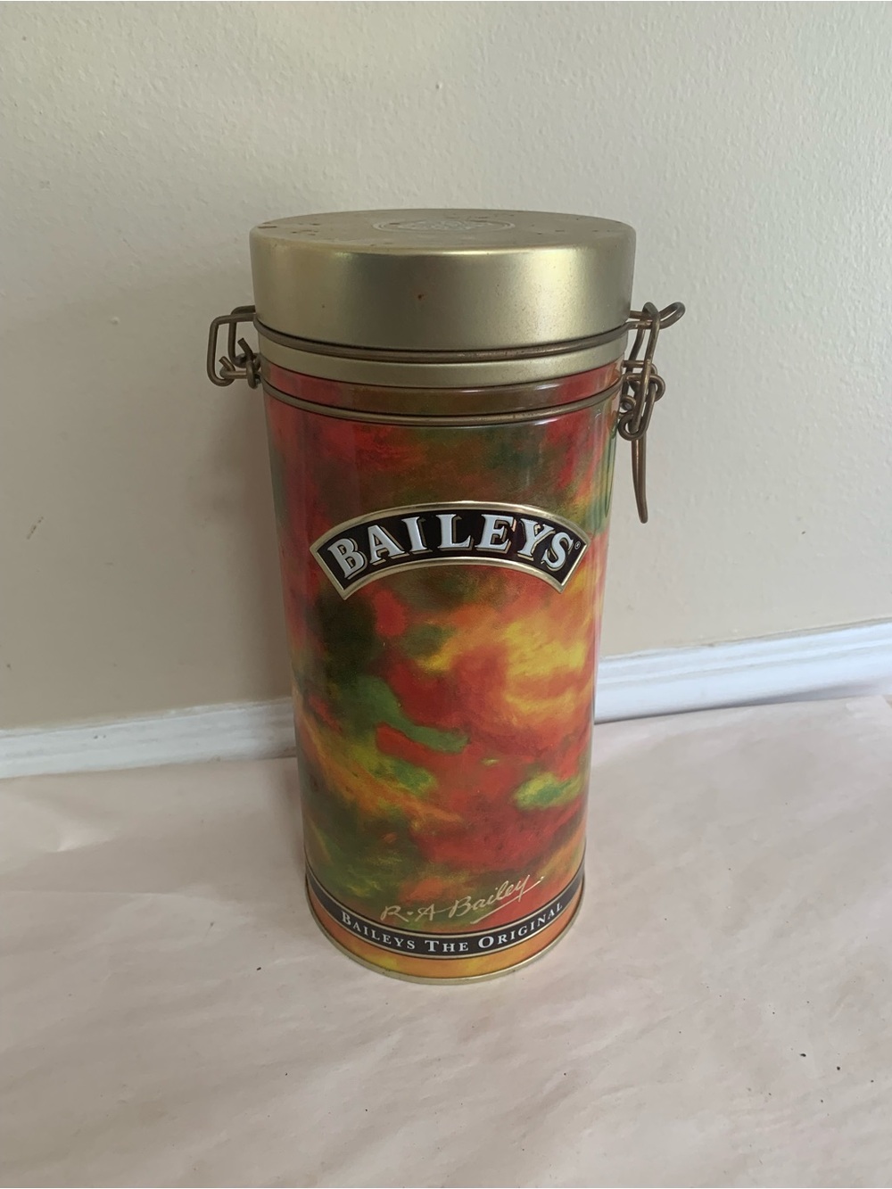 Bailey's Irish Cream Liquor Gift Tin Container 1994 Edition Product of Ireland